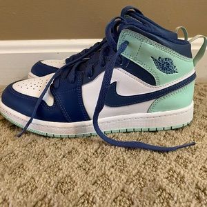 Nike Air Jordan 1 Mid Mystic Navy Mint Size 3Y Big Kids Only worn once